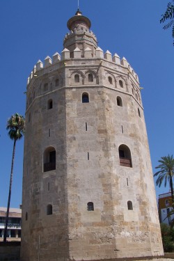 Vista della Torre del oro dal fiume Guadalquivir Siviglia Spagna