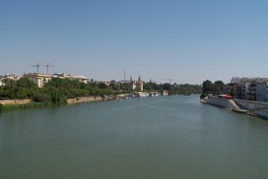 Imagine a oraşului Sevilla văzută de pe Podul  Isabel II