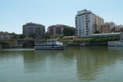 battello navigando per il fiume Guadalquivir Siviglia Spagna
